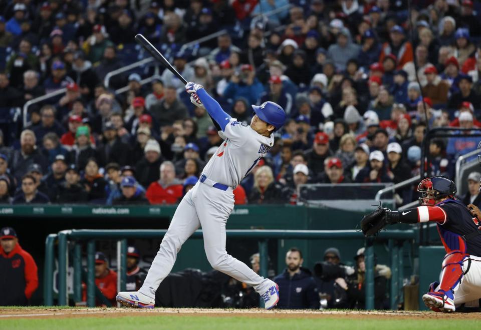 　３回、４号２ランを放つ大谷（共同）