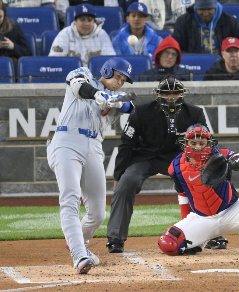 　３回、４号２ランを放つ大谷（共同）