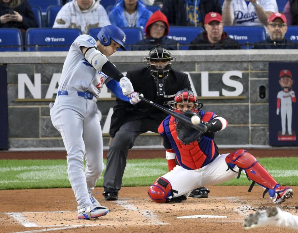 　３回、４号２ランを放つ大谷（共同）