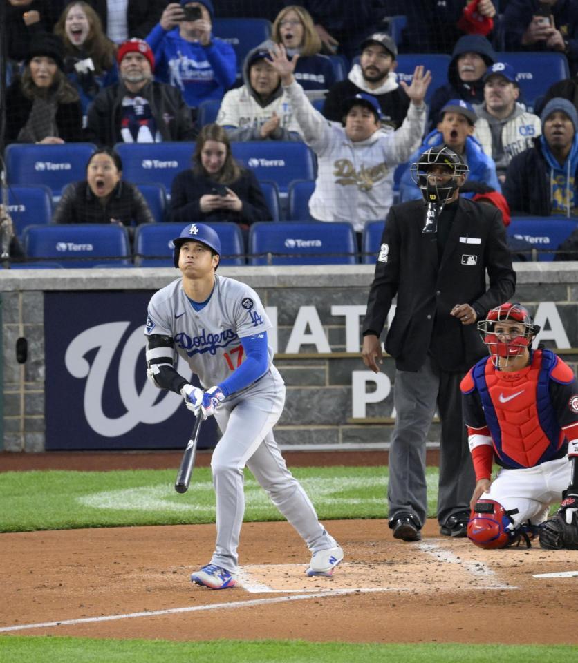 　３回、４号２ランを放つ大谷（共同）