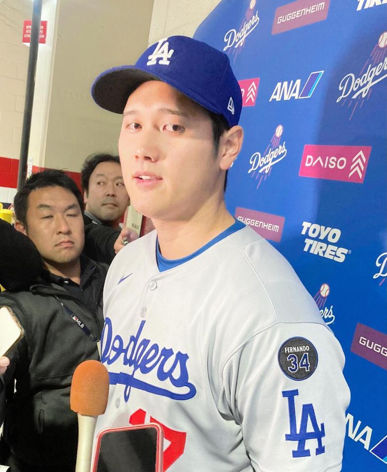 　試合後、報道陣の質問に答える大谷（撮影・小林信行）