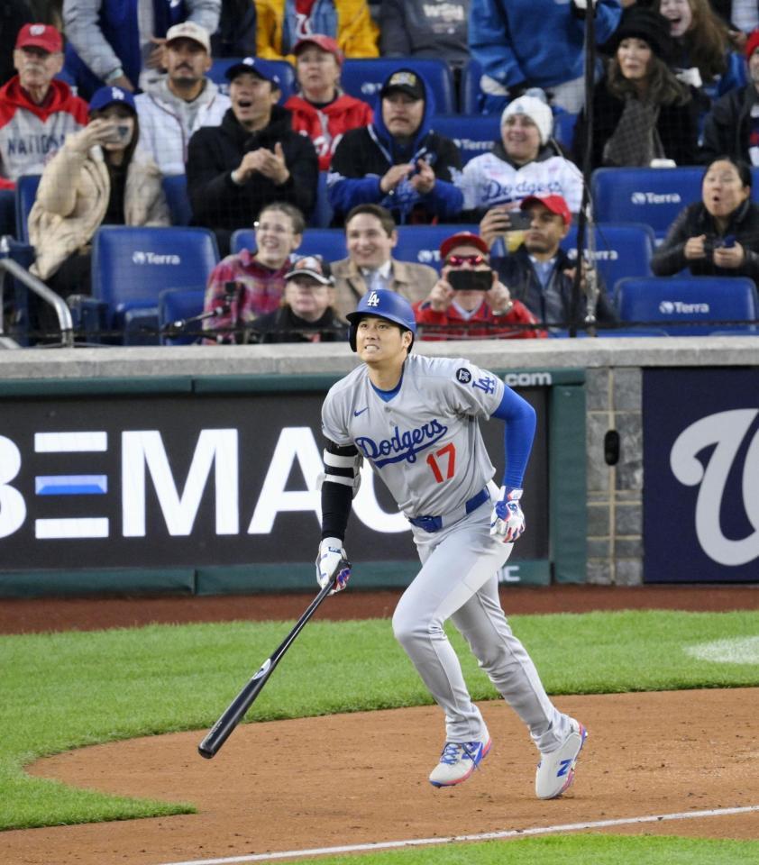 　３回、４号２ランを放つ大谷（共同）