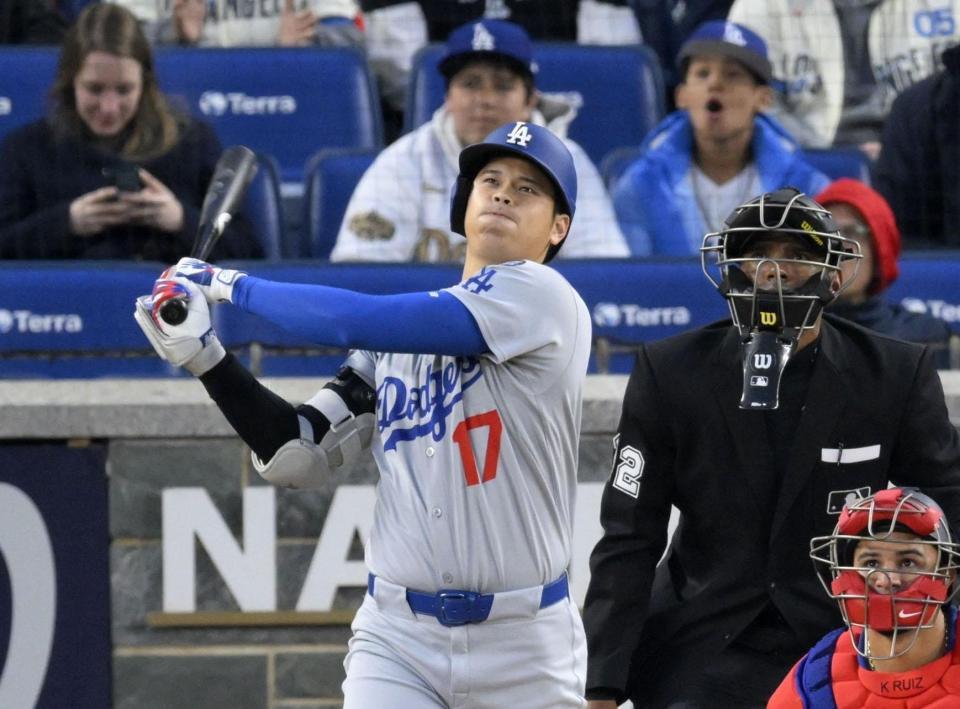 　３回、４号２ランを放つ大谷（共同）