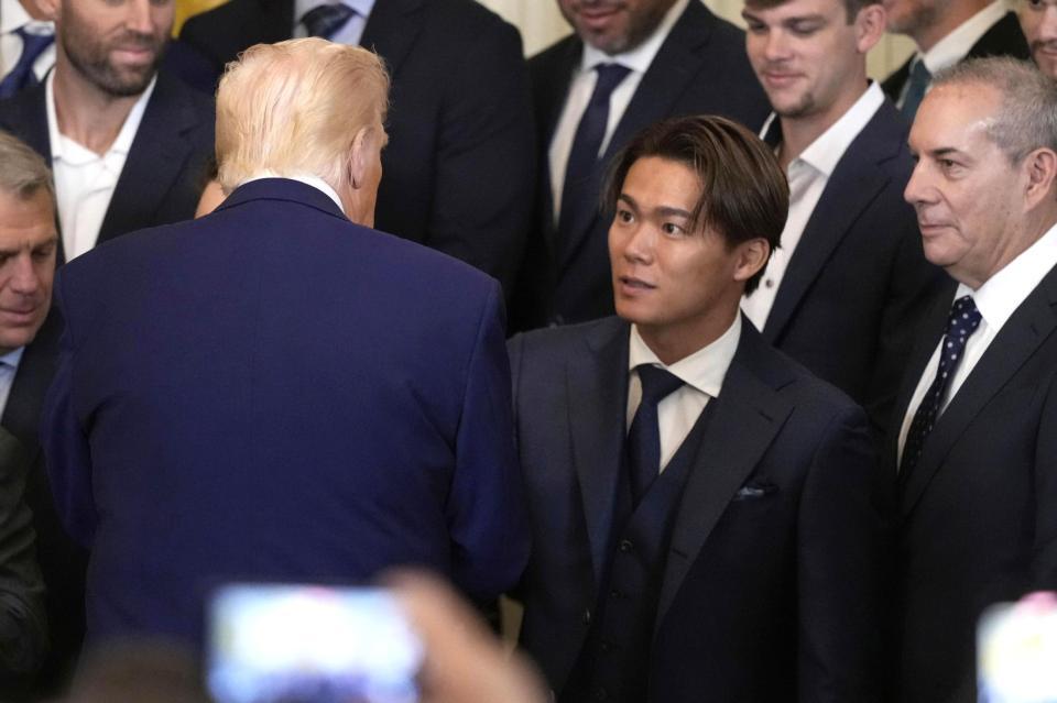 　ホワイトハウスにトランプ大統領（左）を表敬訪問した山本由伸（ＡＰ＝共同）