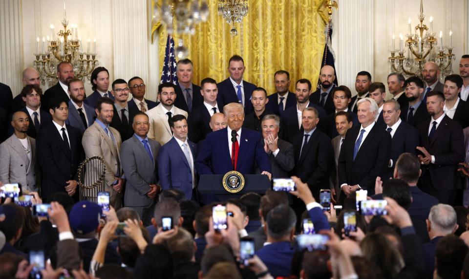 　ホワイトハウスにトランプ大統領（中央手前）を表敬訪問した大谷（下段左から２人目）と山本（中段右から４人目）ら（ゲッティ＝共同）