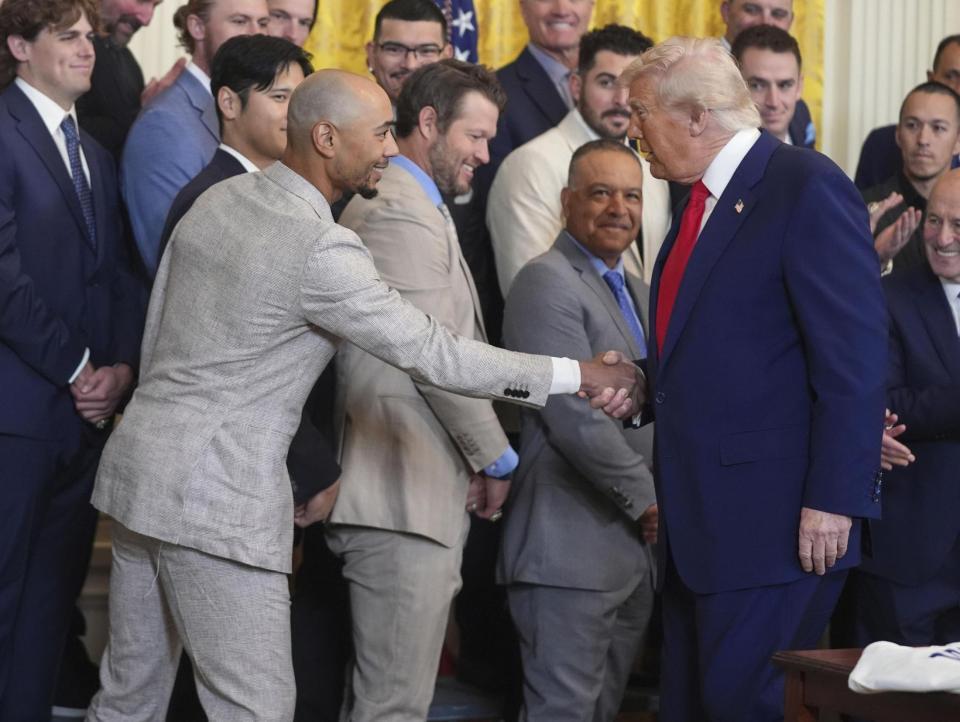 　ホワイトハウスにトランプ大統領（右）を表敬訪問し、握手を交わすベッツ（ＡＰ＝共同）