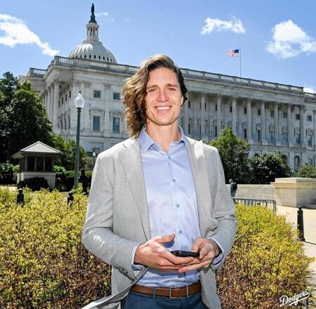 ドジャース グラスノーのフォーマルファッションが「超クール」ラフなイメージ一変 長髪なびかせ米ファン「私の天使♥」