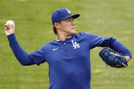 　６日、キャッチボールするドジャースの山本＝フィラデルフィア