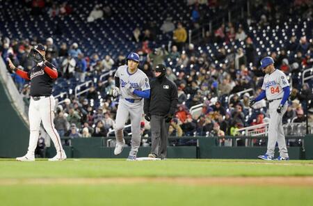 　７回、左飛に倒れた大谷（中央）＝共同