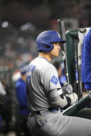 　ベンチでバットを手にする大谷（共同）