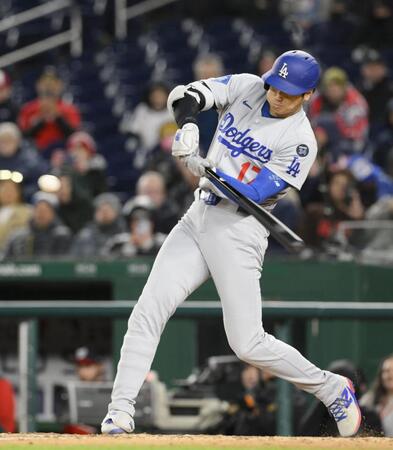 　９回、右前打を放つ大谷（共同）