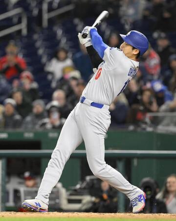 　９回、右前打を放つ大谷（共同）