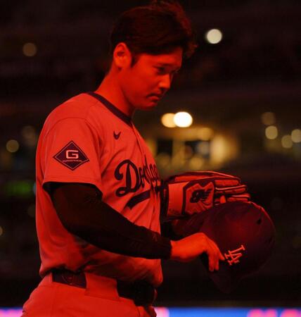 　ナショナルズに敗れ、赤い照明の中、ベンチに戻る大谷（共同）