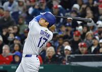 　３回、４号２ランを放つ大谷（提供・共同通信社）
