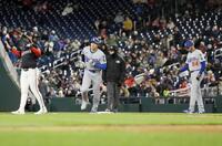 　７回、左飛に倒れた大谷（中央）＝共同