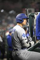 　ベンチでバットを手にする大谷（共同）