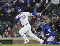 　２回、２点打を放つ鈴木（共同）