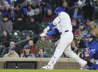 　２回、２点打を放つ鈴木（共同）