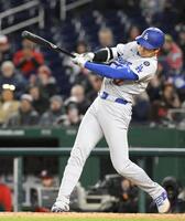 　９回、右前打を放つ大谷（共同）