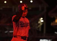 　ナショナルズに敗れ、赤い照明の中、ベンチに戻る大谷（共同）