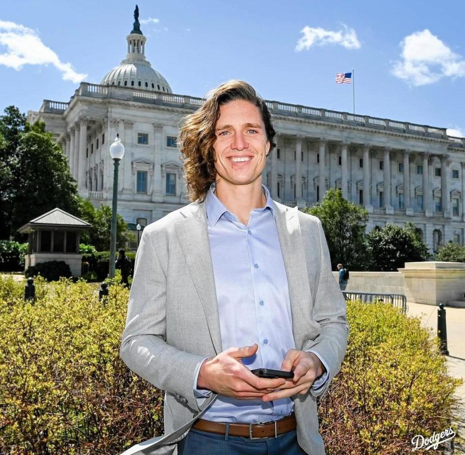 　米国国会議事堂を訪れたグラスノー（ロサンゼルス・ドジャース提供）