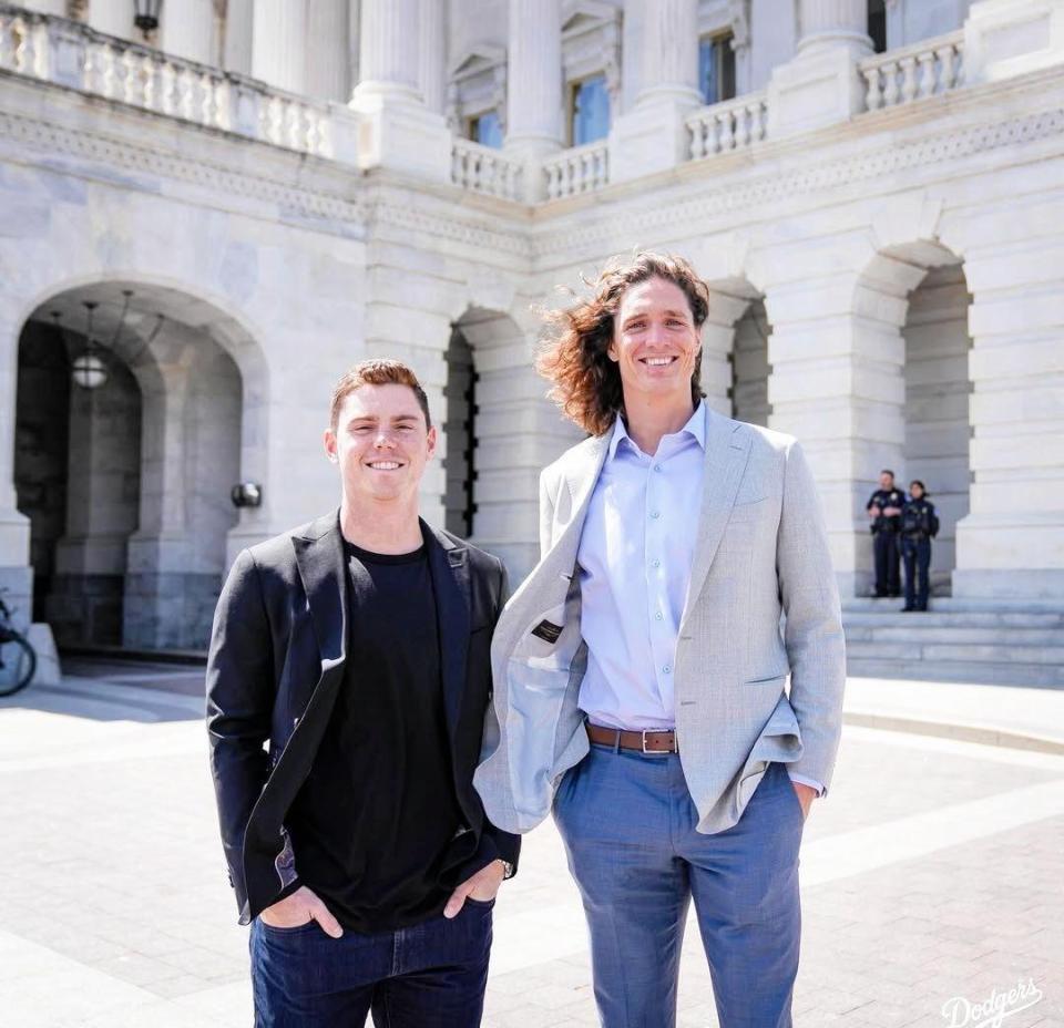 　米国国会議事堂を訪れたグラスノーとスミス（ロサンゼルス・ドジャース提供）