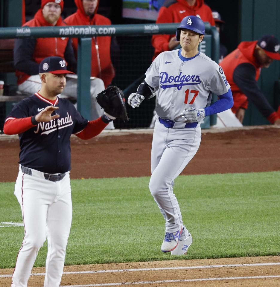 　ナショナルズ戦の７回、左飛に倒れた大谷（右）＝共同