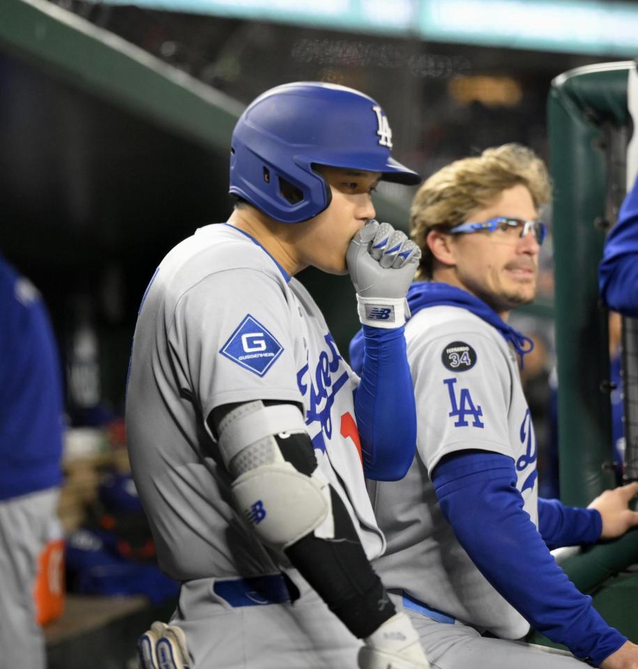 　ナショナルズ戦のベンチで手に息を吹きかける大谷（共同）