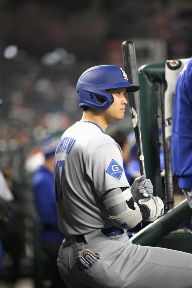 　ベンチでバットを手にする大谷（共同）