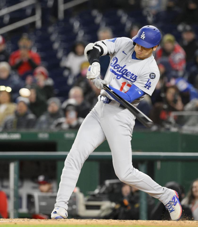 　９回、右前打を放つ大谷（共同）