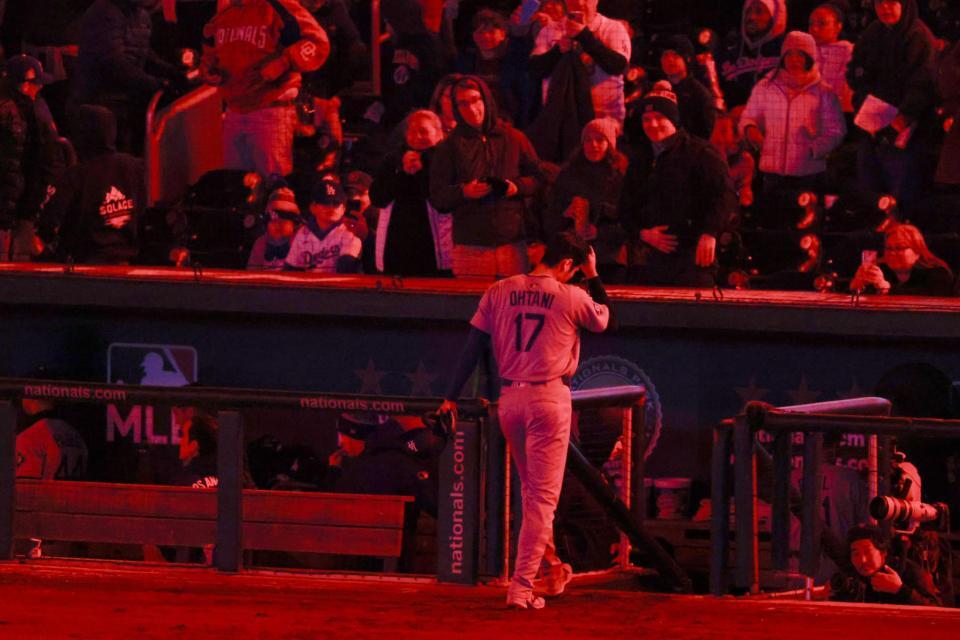 　ナショナルズに敗れ、赤い照明の中、ベンチに戻る大谷（17）＝共同