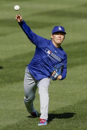 　試合前、キャッチボールする山本（共同）