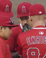 　１回二死満塁、マウンドでコーチらと言葉を交わす菊池（中央）（共同）