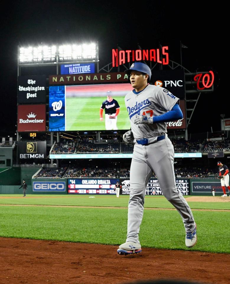 　ナショナルズ戦の７回、左飛に倒れたドジャース・大谷（共同）