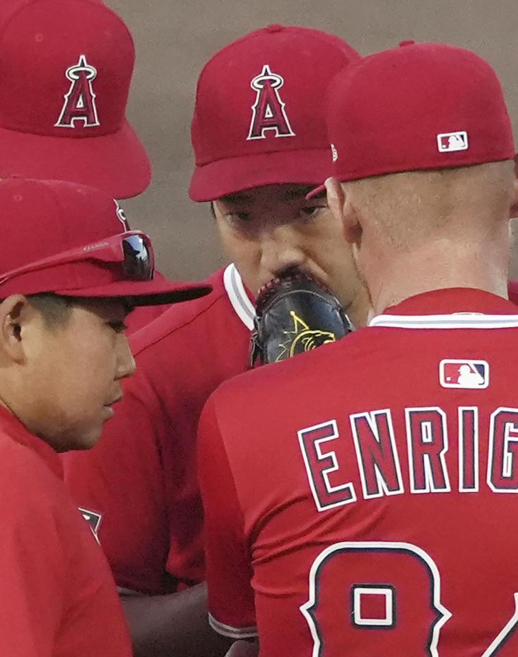 　１回二死満塁、マウンドでコーチらと言葉を交わす菊池（中央）（共同）