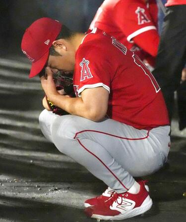 　ベンチで汗を拭うエンゼルス・菊池（共同）