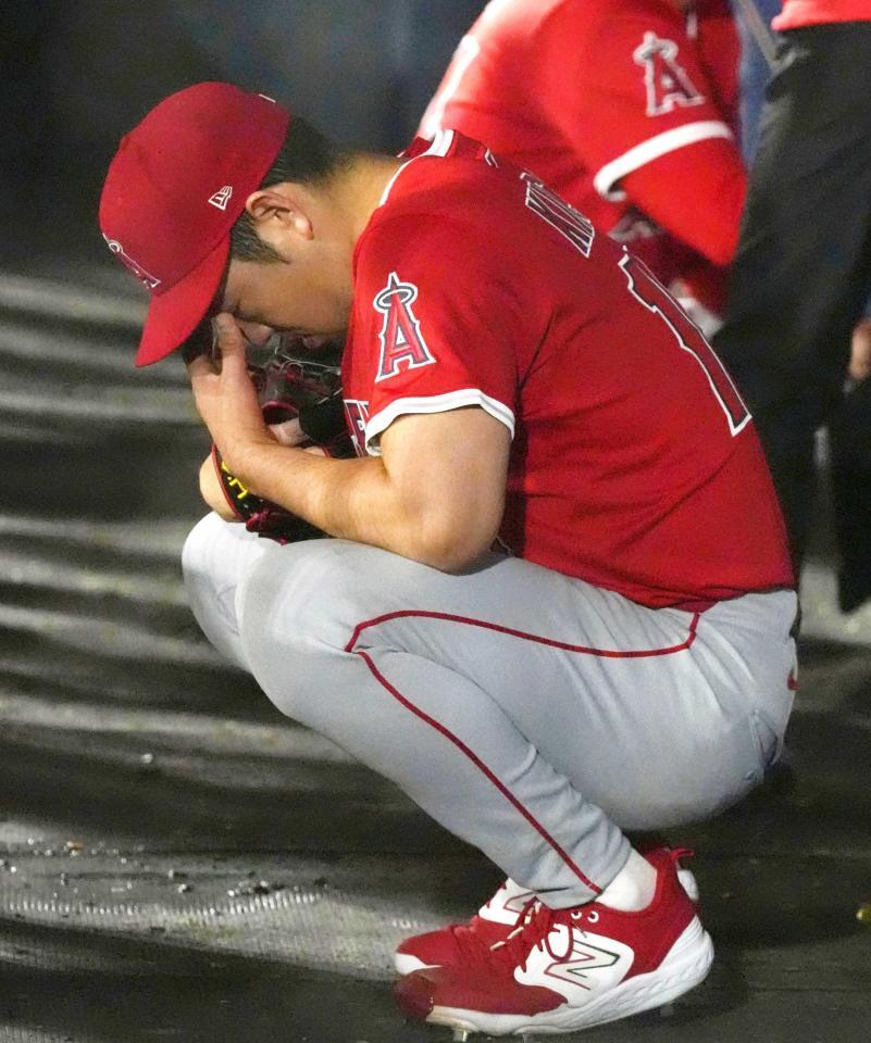 　ベンチで汗を拭うエンゼルス・菊池（共同）