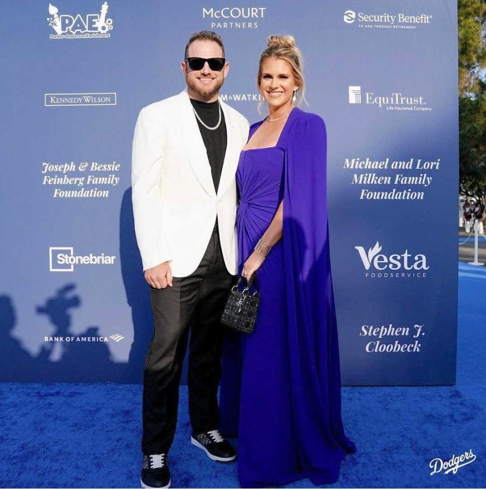 　昨年５月「ブルー・ダイヤモンド・ガラ」に出席したマンシー夫妻（ロサンゼルス・ドジャース提供）