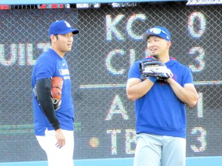 【写真】大谷翔平と鈴木誠也がめちゃ仲良しw 大谷が釣り竿のリールを巻くポーズ→鈴木を釣り上げて談笑