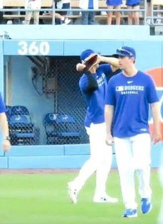 　鈴木に向かって釣り竿を投げる仕草をする大谷（撮影・小林信行）