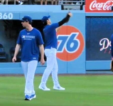 　鈴木に向かって釣り竿を投げる仕草をする大谷（撮影・小林信行）