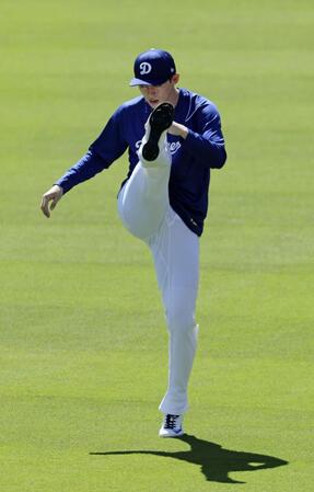 　カブス戦の前に調整する佐々木