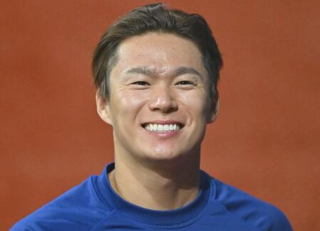 【写真】ドジャース・山本　シンプルコーデにキラリと光るアクセサリーで球場入り