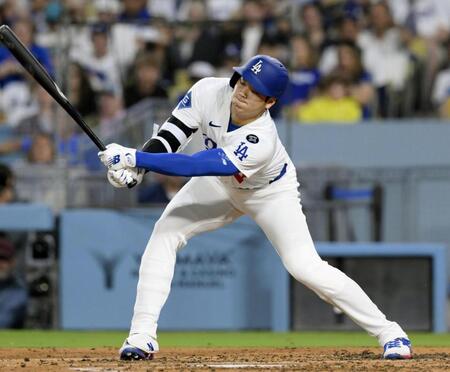 大谷翔平　第２打席の３球三振に悔しげな表情　第１打席から全球スイングをかける