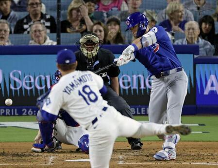 　４回、右前打を放つ鈴木。投手山本