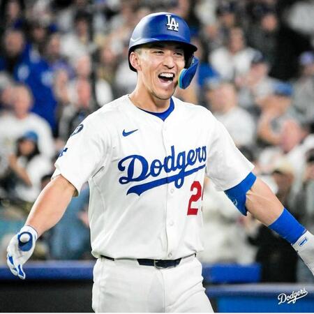 　６回、先制３ランを放って笑みを浮かべるエドマン（ロサンゼルス・ドジャース提供）