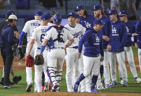 　カブスに勝利しチームメートを迎える大谷（中央）