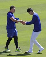 　試合前、鈴木（左）とあいさつを交わす佐々木