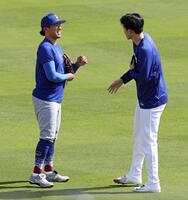 　試合前、今永（左）とあいさつを交わす佐々木