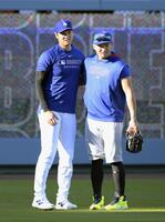 　試合前に肩を組む鈴木（右）と大谷